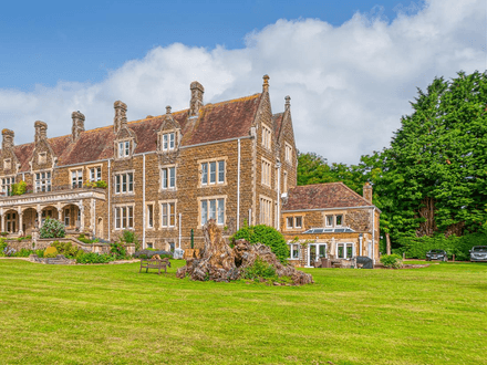 2 Bedroom Top Floor Apartment in a Country house